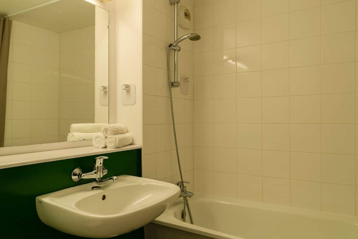 combined shower/bathtub, hair dryer, towels