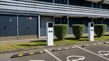 Electric vehicle charging station