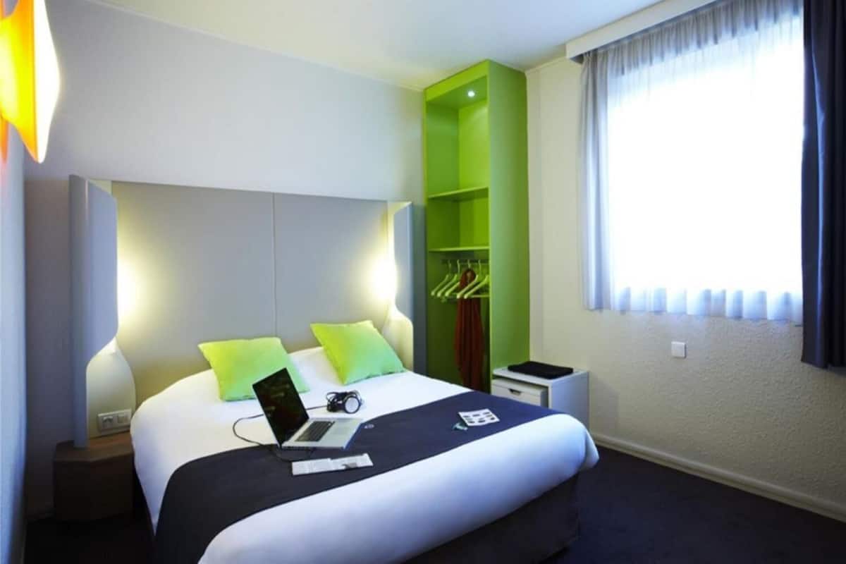 1 bedroom, desk, soundproofing, free cots/infant beds