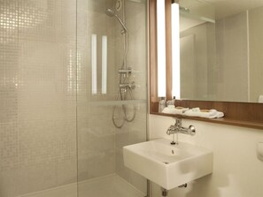 Eco-friendly toiletries, towels, soap, shampoo - Hotel Campanile Auxerre - Monéteau (Moneteau)