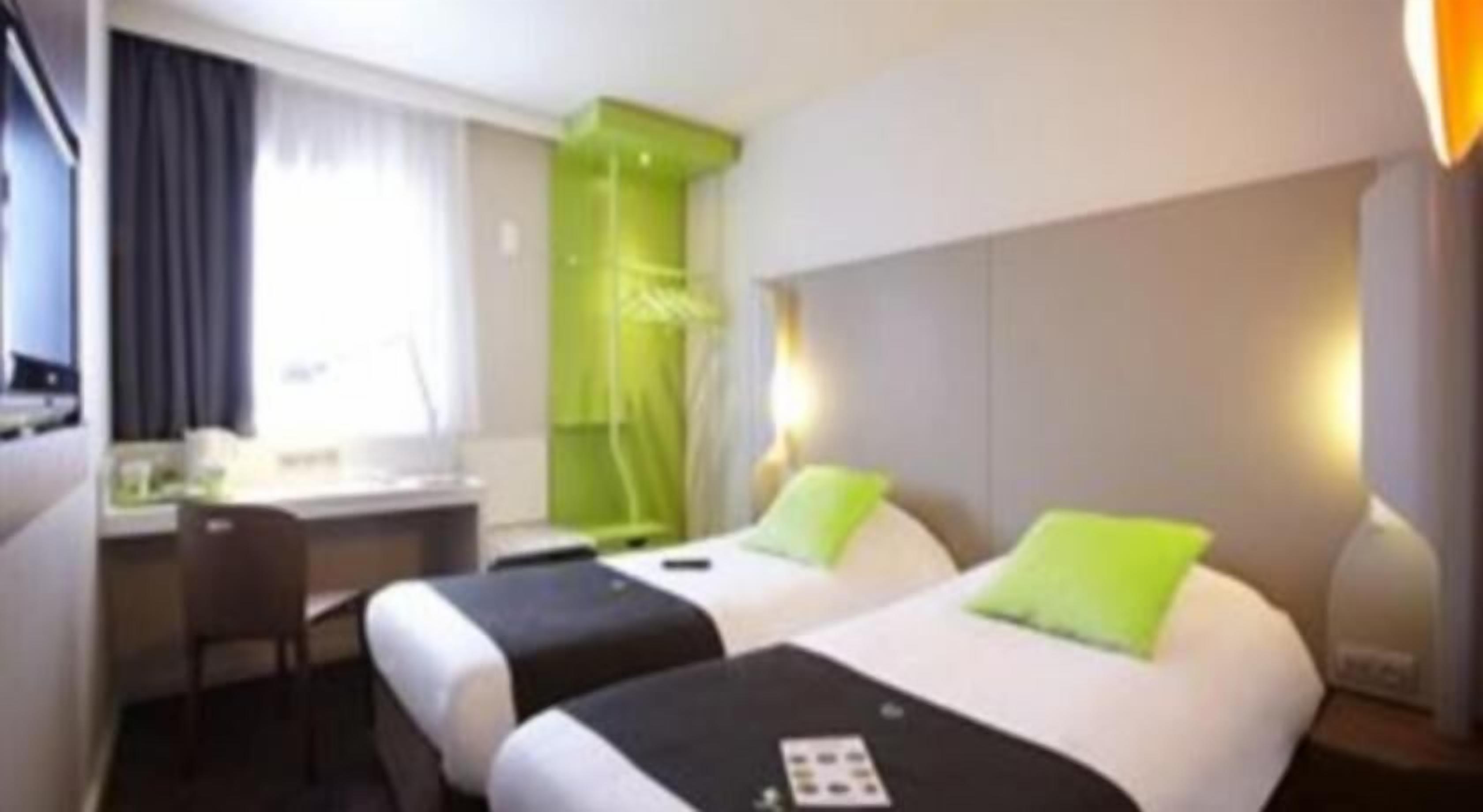 1 bedroom, desk, soundproofing, free cots/infant beds