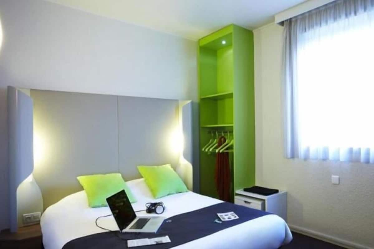 1 bedroom, desk, soundproofing, free cots/infant beds