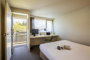 1 habitación, escritorio, sistema de insonorización y cunas gratuitas 