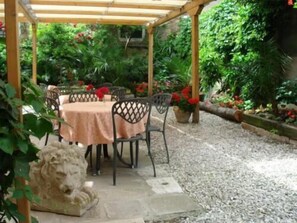 Outdoor dining - Cà dei Leoni (Venice)