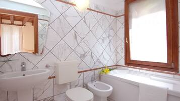 Chuveiro, produtos de toalete grátis, secador de cabelo, bidê