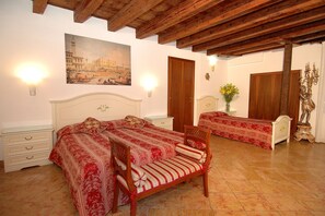 Minibar, in-room safe, desk, free cribs/infant beds - Cà dei Leoni (Venice)