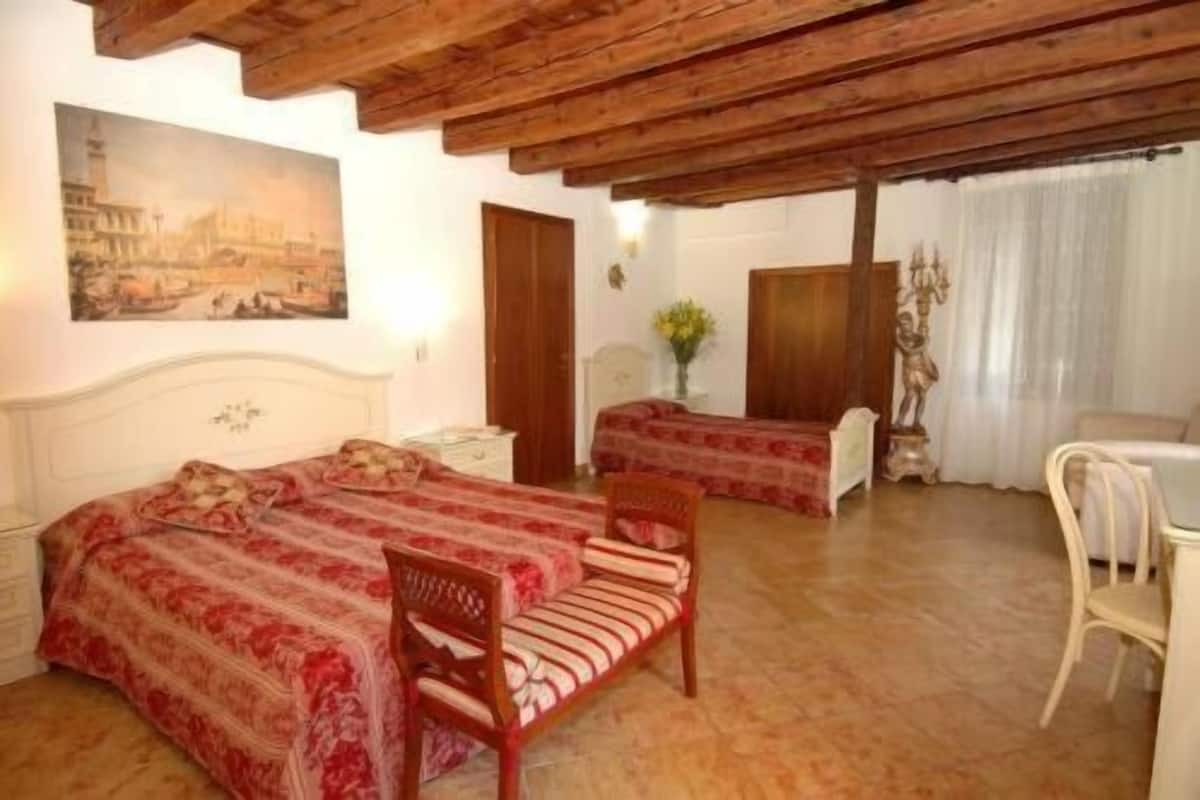 Minibar, una cassaforte in camera, una scrivania