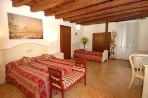 Minibar, in-room safe, desk, free cribs/infant beds - Cà dei Leoni (Venice)