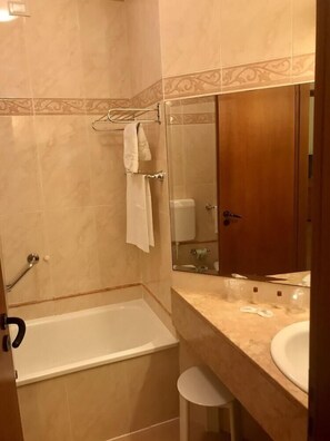 Een bad/douchecombinatie, gratis toiletartikelen, een haardroger