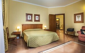 1 slaapkamer, een minibar, een kluis op de kamer, een bureau