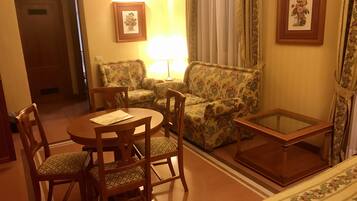 Quarto triplo superior | 1 quarto, frigobar, cofres nos quartos, escrivaninha