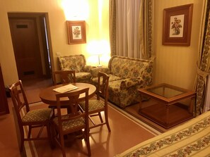 Superior Triple Room | 1 bedroom, minibar, in-room safe, desk