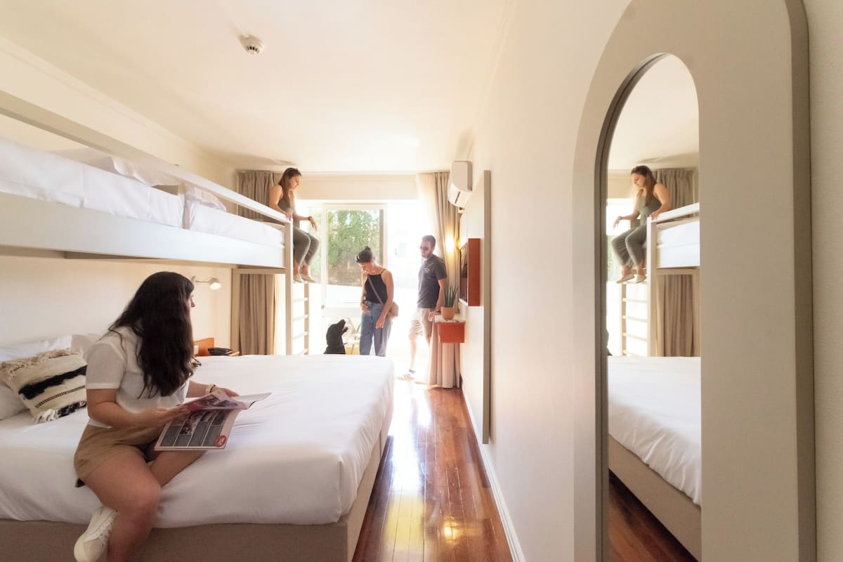 Familiekamer | Individueel gedecoreerd, individueel gemeubileerd, een bureau