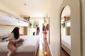 Familiekamer | Individueel gedecoreerd, individueel gemeubileerd, een bureau