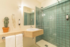 Standard Double or Twin Room | Bathroom | Shower, rainfall showerhead, towels - WOT Lagos Montemar Soul (Lagos)
