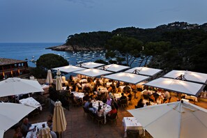 Outdoor dining - Hotel Aiguablava (Begur)