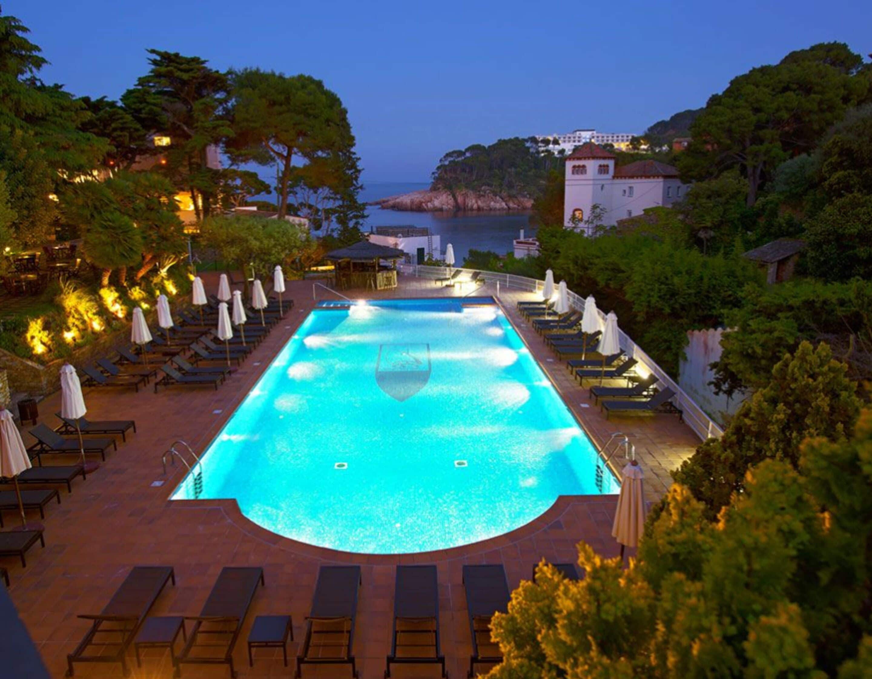 outdoor pool, open 8:00 am to 8:00 pm, pool umbrellas, pool loungers