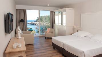 Habitación Doble, vista mar / playa | Minibar, caja fuerte, escritorio y cortinas opacas