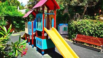 Área de juegos infantiles al aire libre