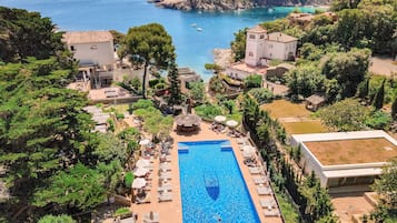 Una piscina al aire libre (de 08:00 a 20:00), sombrillas, tumbonas