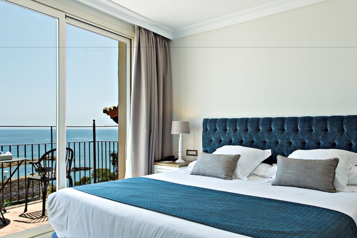 minibar, in-room safe, desk, blackout curtains