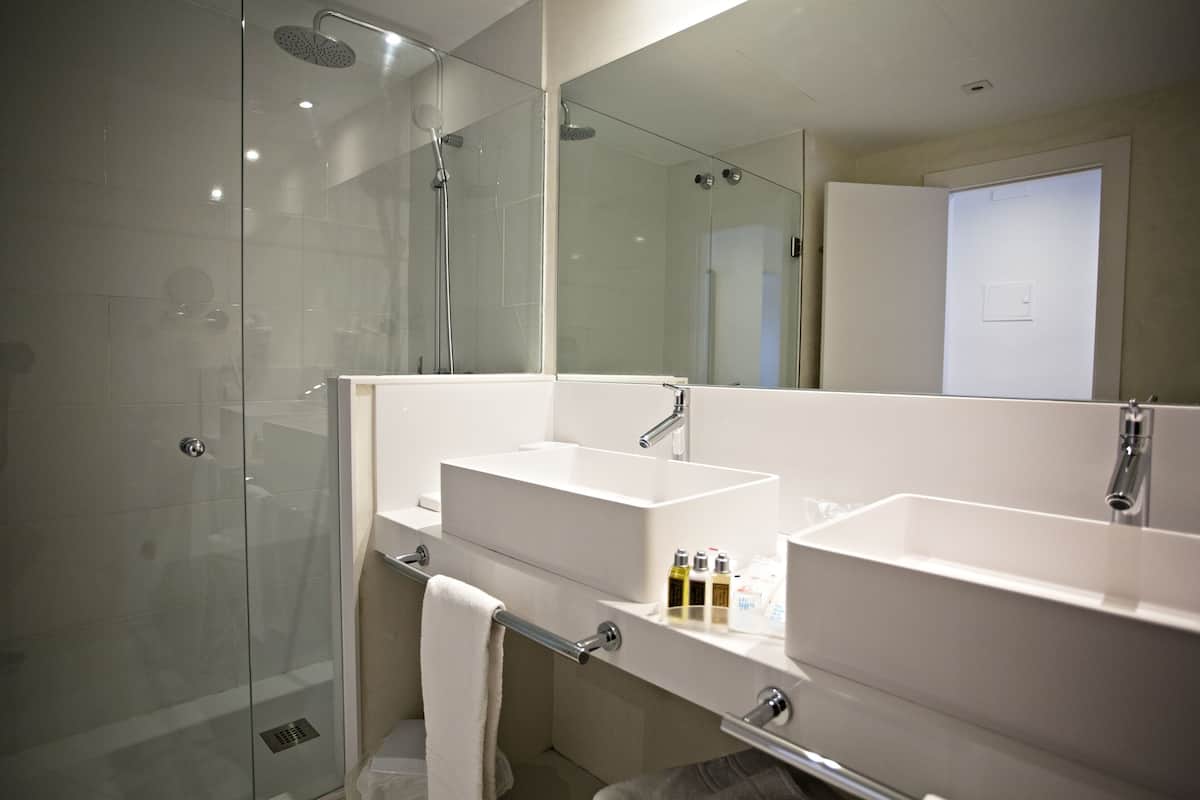 double room | bathroom | free toiletries, hair dryer, towels