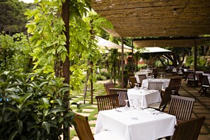 Tempat makan outdoor