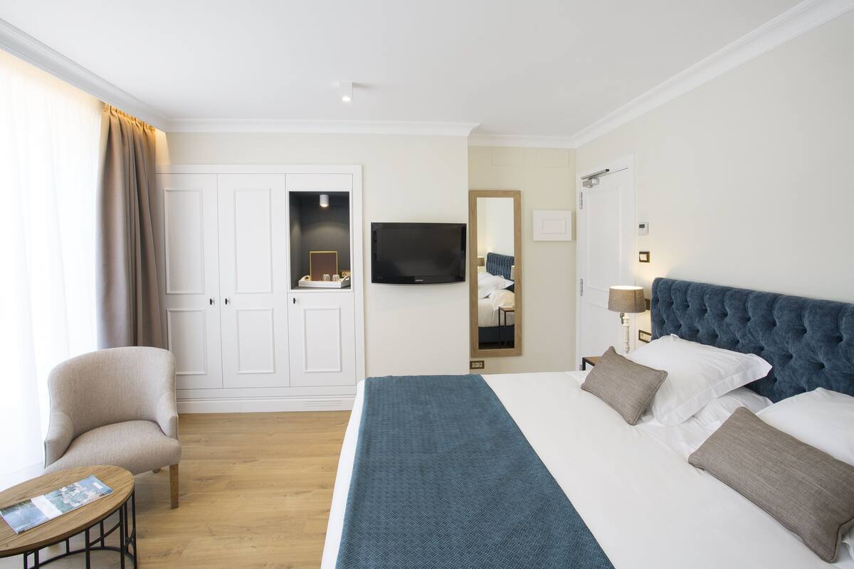 double room, beach view | minibar, in-room safe, desk, blackout curtains