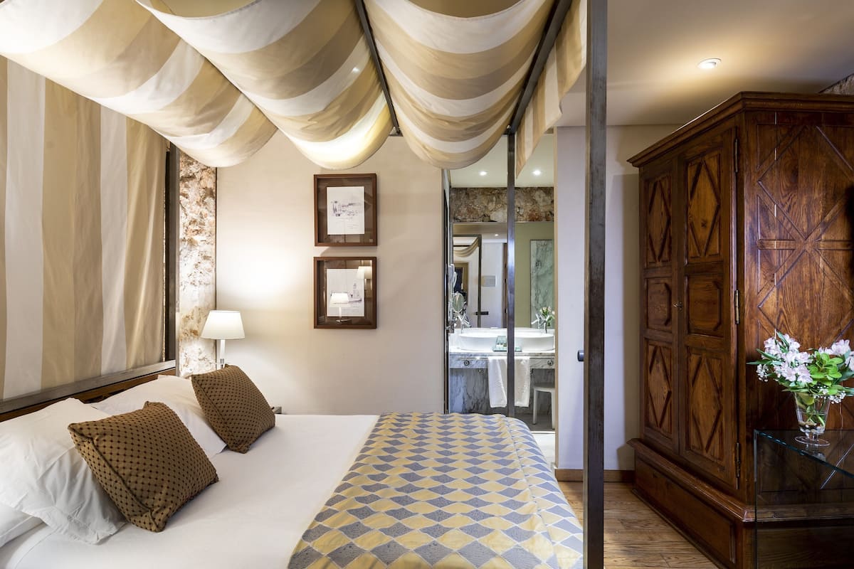 superior double room, 1 queen bed | 1 bedroom, minibar, in-room safe, desk