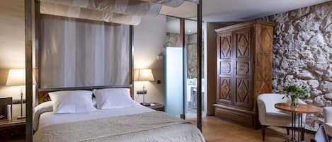 Minibar, in-room safe, desk, iron/ironing board