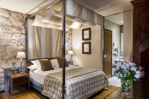 Minibar, in-room safe, desk, iron/ironing board