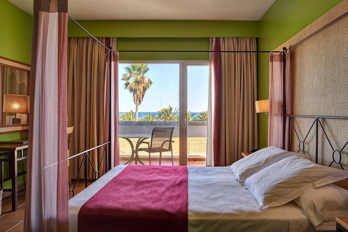 minibar, in-room safe, desk, free wifi