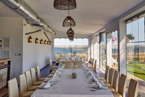 Déjeuner et dîner servis sur place