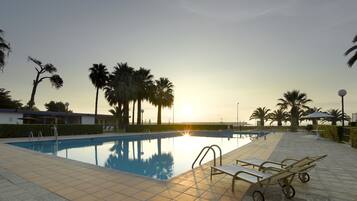 Een seizoensgebonden buitenzwembad