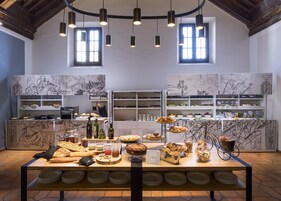 Café da manhã com buffet todos os dias (EUR 22 por pessoa) 