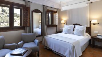 Minibar, caja fuerte, escritorio y sistema de insonorización