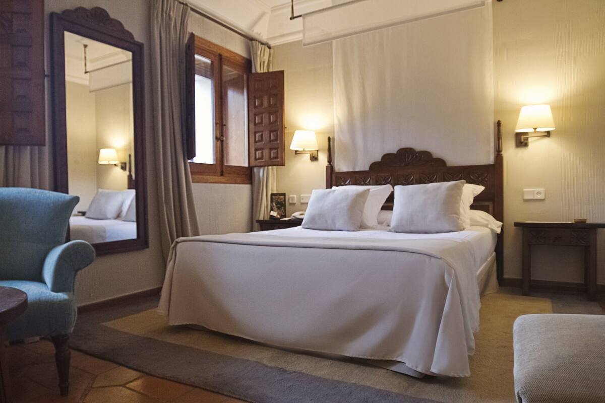 standard double room, 1 queen bed | minibar, in-room safe, desk, soundproofing