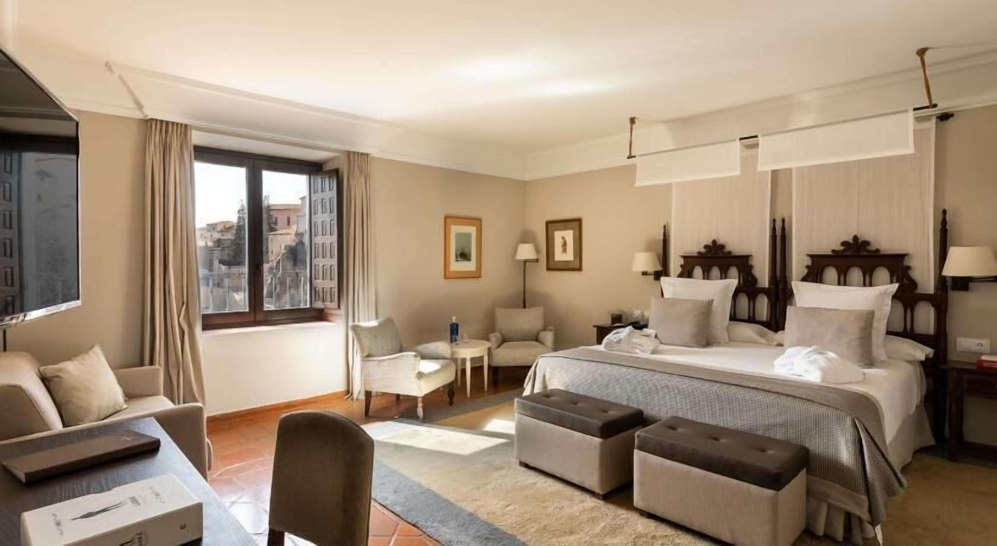 Minibar, caja de seguridad en la habitación y escritorio 