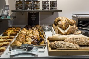 Petit déjeuner buffet servi tous les jours en supplément