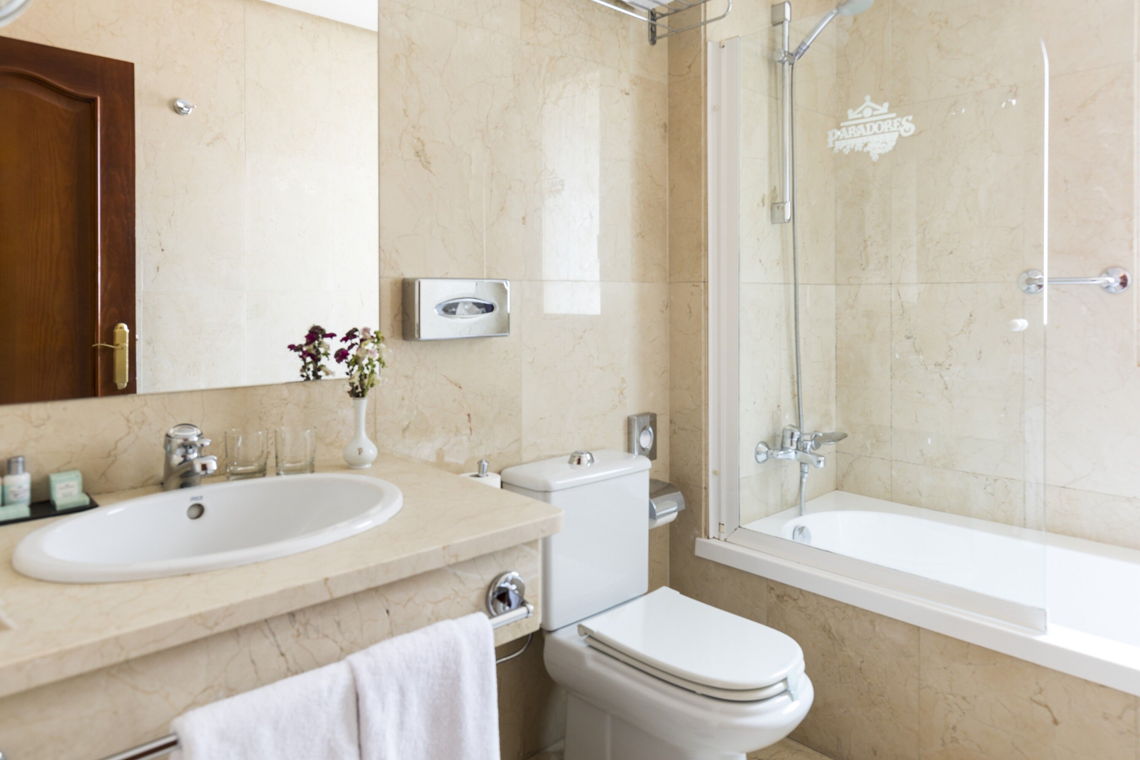 standard twin room | bathroom | free toiletries, hair dryer, towels
