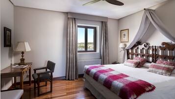 Junior kamer | Een minibar, een kluis op de kamer, een bureau, een laptopwerkplek