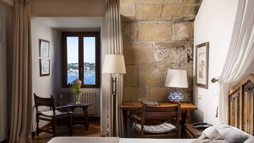 1 chambre, minibar, coffres-forts dans les chambres, bureau