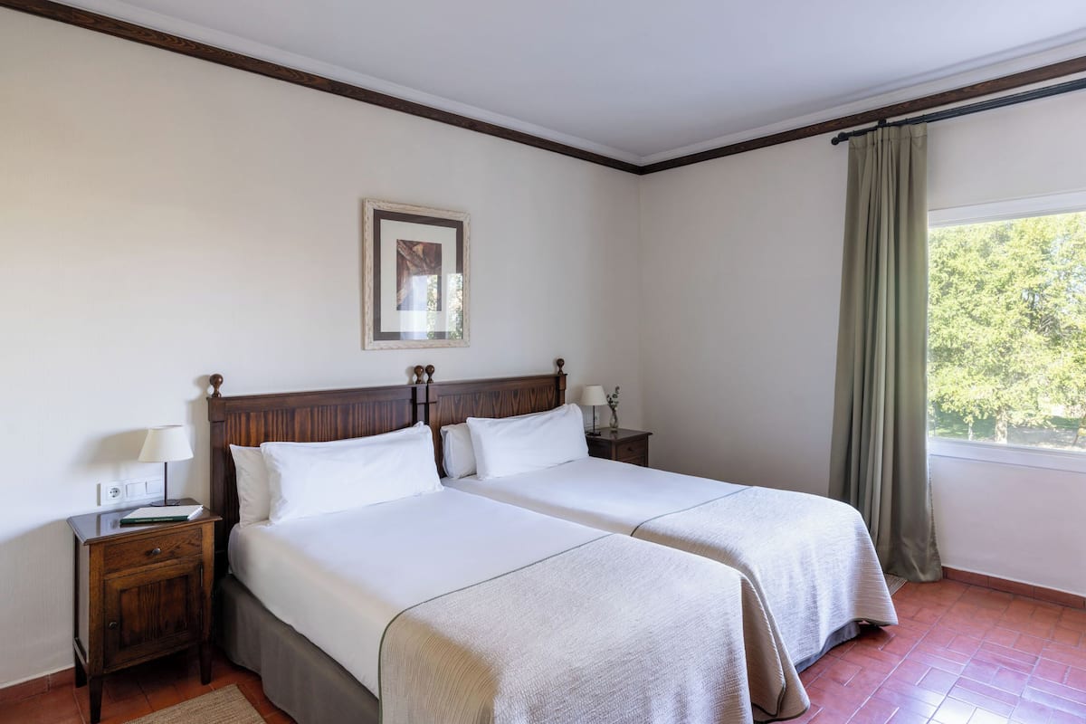 Ropa de cama de alta calidad, minibar, caja fuerte y escritorio