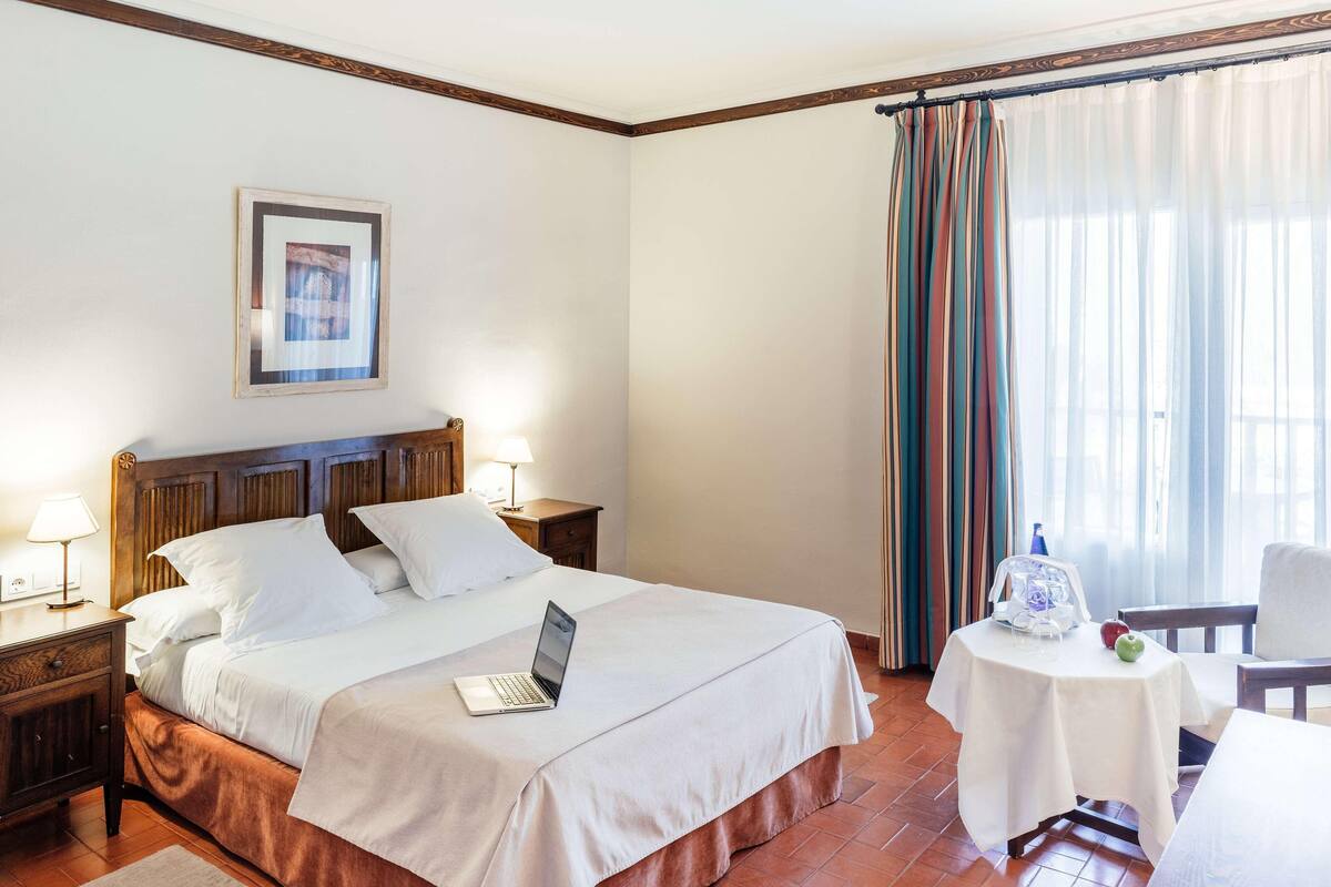 Ropa de cama de alta calidad, minibar, caja fuerte y escritorio