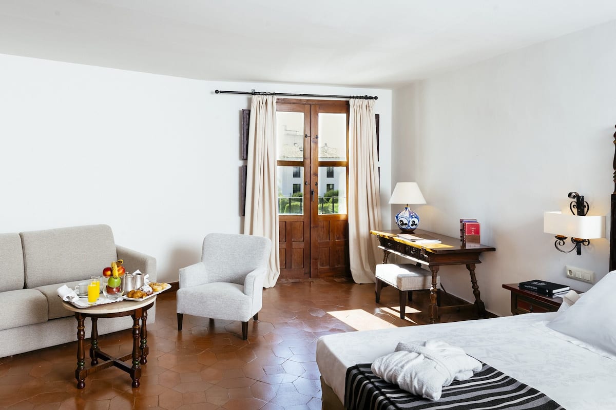 superior double room | minibar, in-room safe, individually decorated, desk