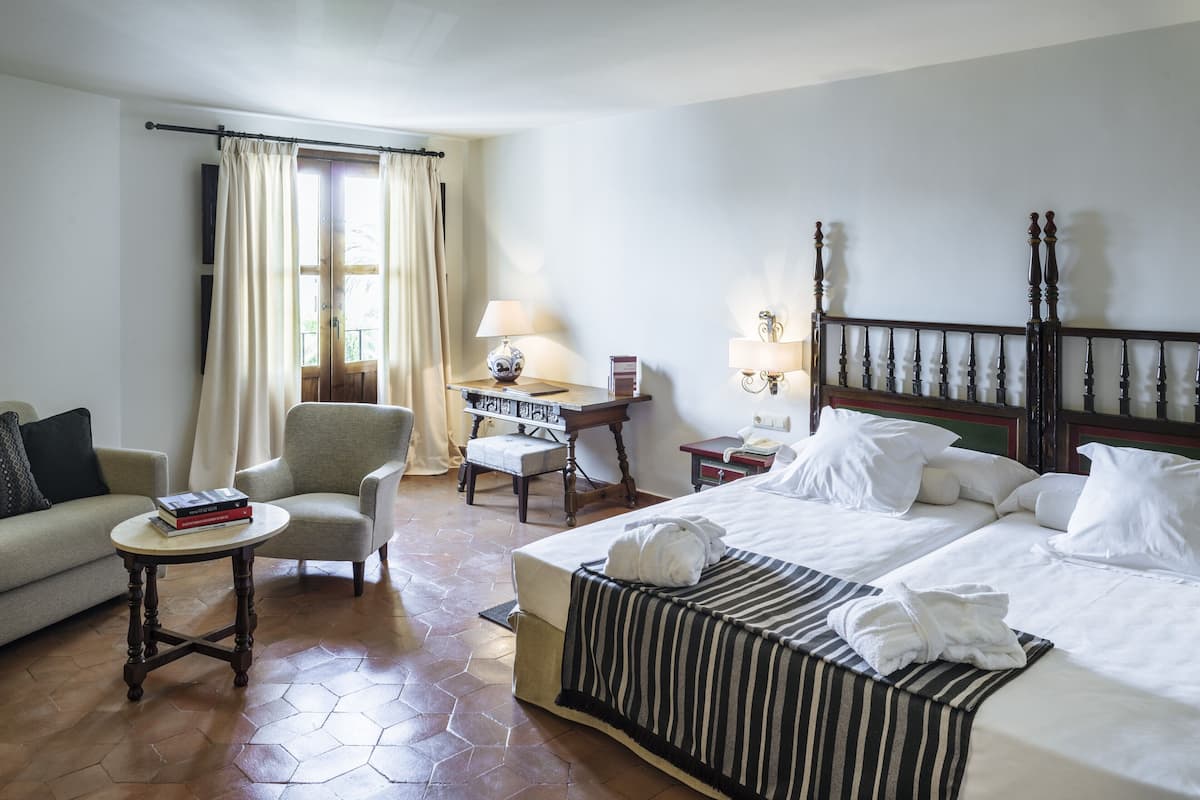 minibar, in-room safe, individually decorated, desk