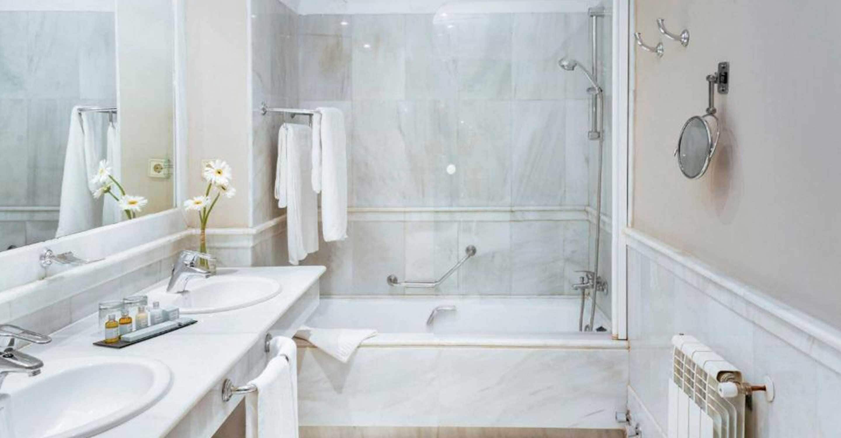 free toiletries, towels