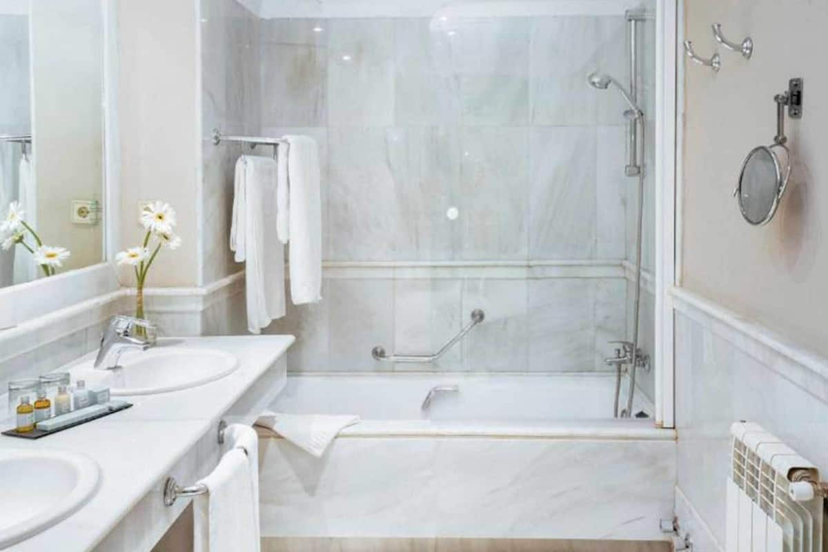 free toiletries, towels