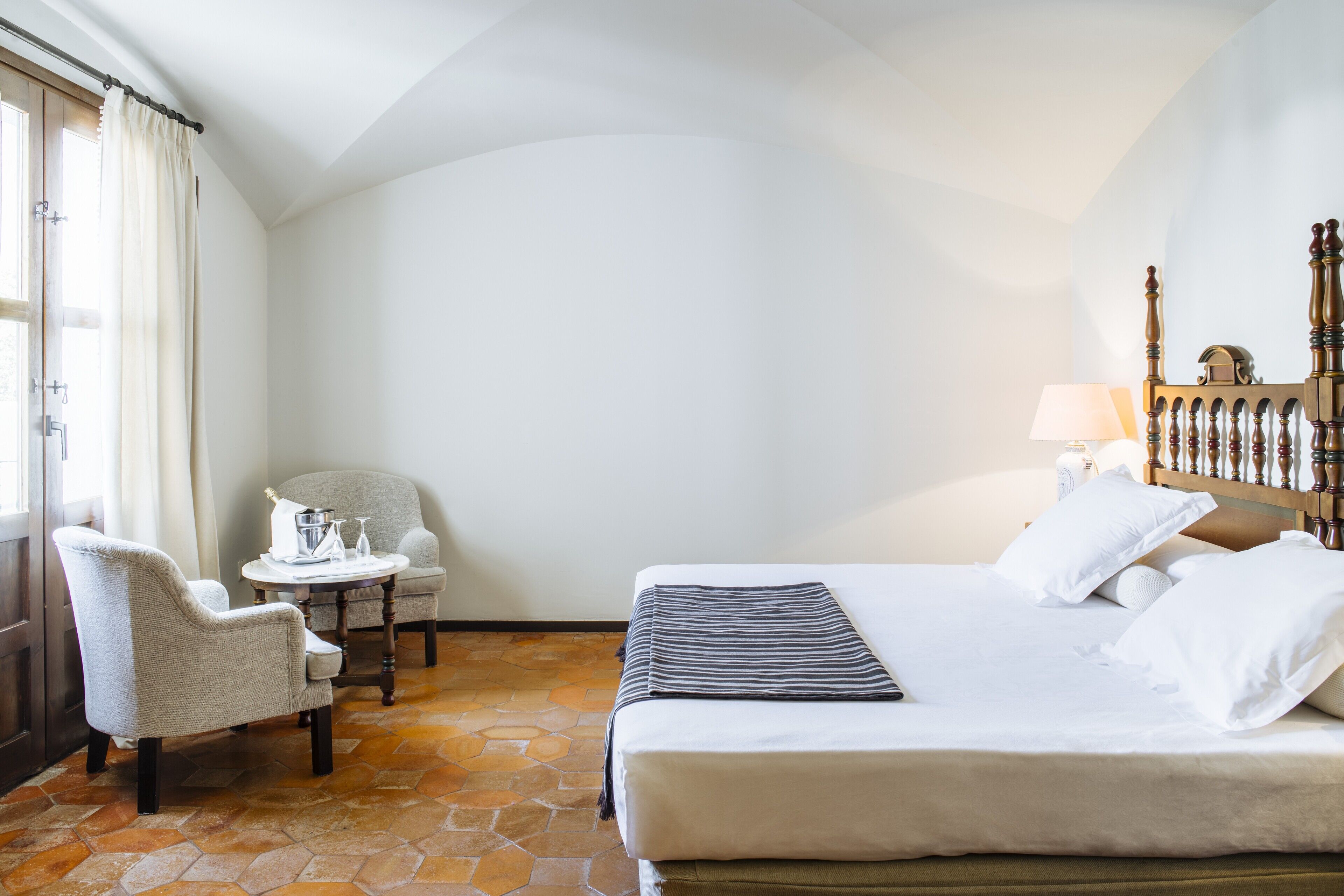 minibar, in-room safe, individually decorated, desk