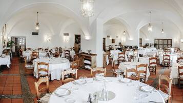 Se sirven almuerzos, cenas y cocina regional (con mesas al aire libre)